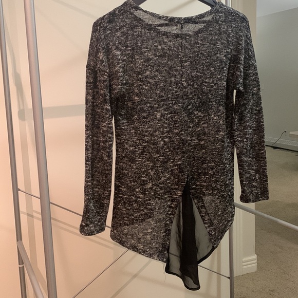 Light weight loose fitting knit top - Picture 3 of 4